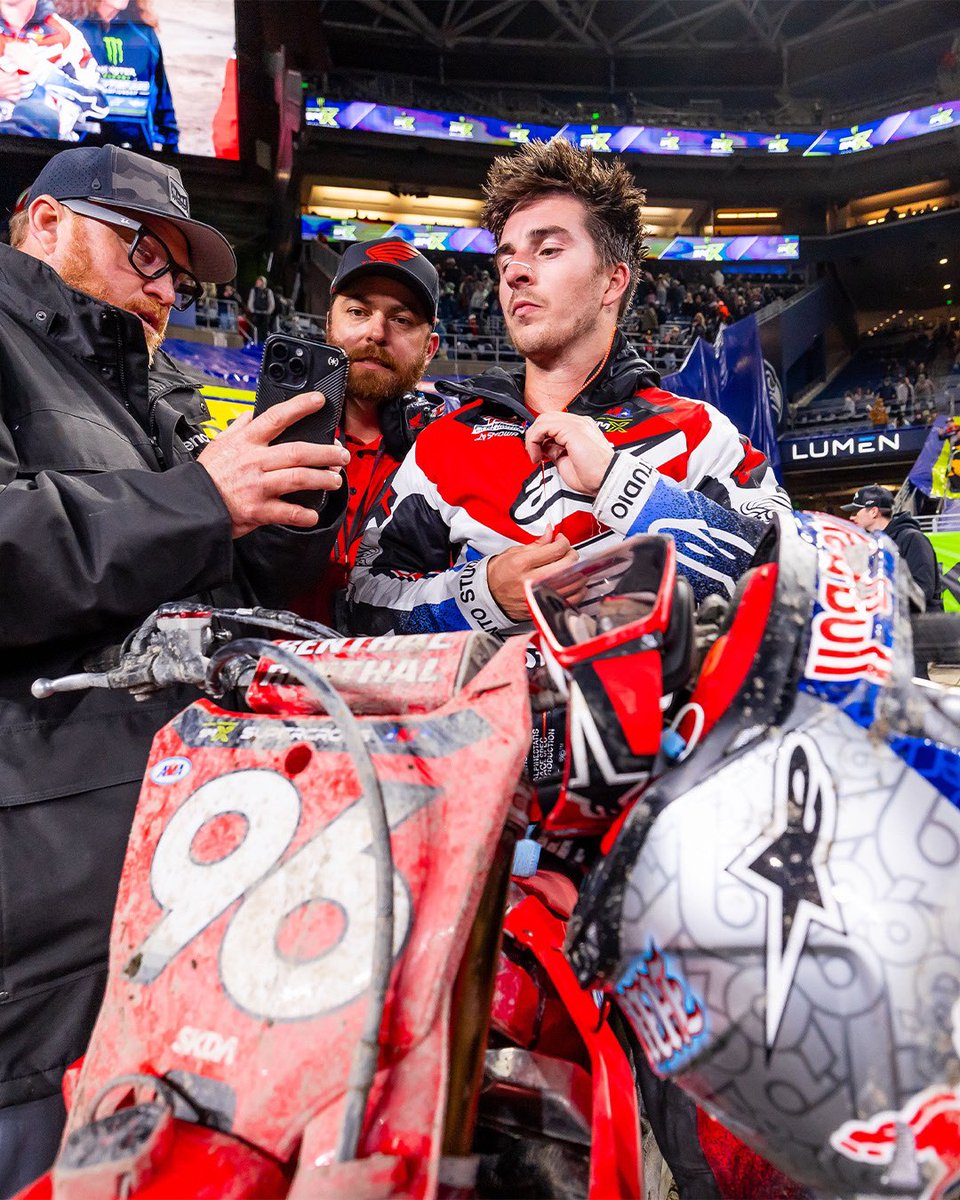 450SX red plate-holder Hunter Lawrence has detailed the costly contact with Ken Roczen late in Seattle’s main event, with converging lines in the sand section resulting in both riders crashing out of podium contention. 🔗 motoonline.com/us/red-plate-h…