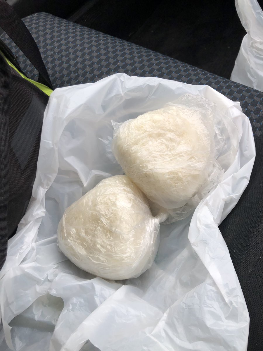 yagidayo's tweet photo. 最近は釣りに行く時は、自分で握ったおにぎりを持参😆

しかも家を出る１時間前に炊いて、クソ熱いと文句言いながらも握る自分が笑える w

この前は炊き込み、今回は具材に鮭と明太子を混ぜたやつ？をイン！

でも、ゆうかとゆかちゃんが居れば… https://t.co/idEM8DhIw4