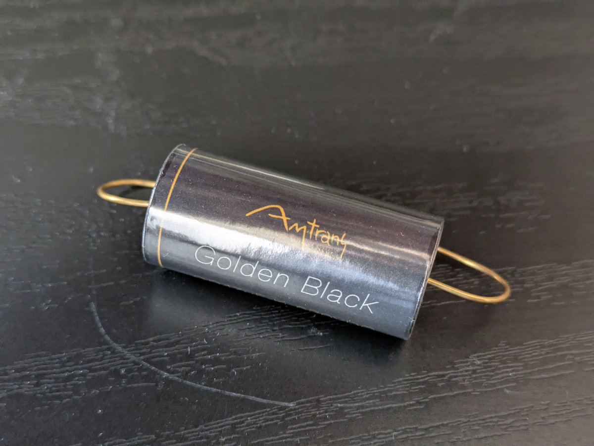 真空管アンプに使用されているパーツの豆知識、ご存知ですか。

アムトランスの「Golden Black」コンデンサーなんだ。回路の信号が通る「カップリング」に使うと、音がグッと艶っぽく、奥行きが出るんだよ。金メッキのリード線がまた、いい仕事をするんだ。まさにアンプの心臓部を支える隠れた主役