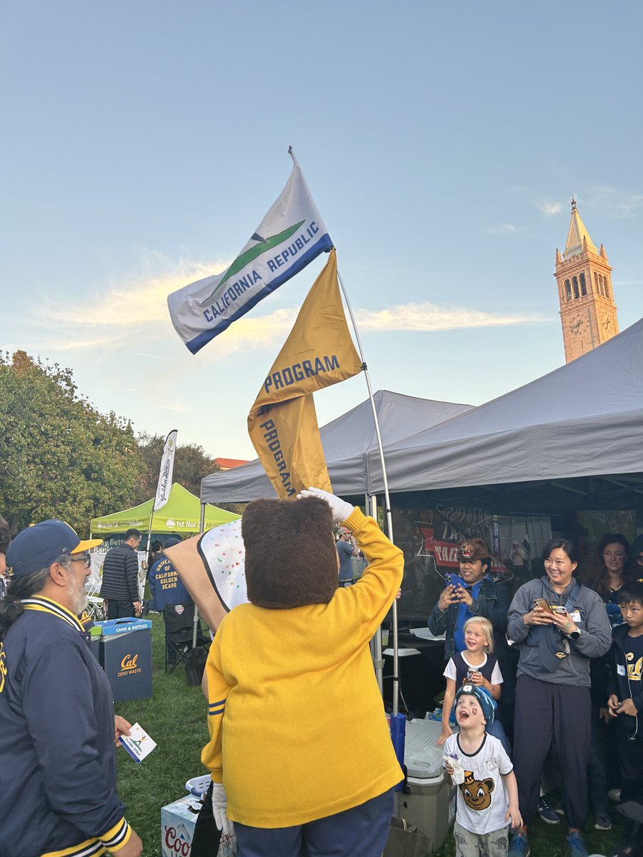 mpete91's tweet photo. nice try but we only recognize the real California flag here https://t.co/Xbh2t4aFvM