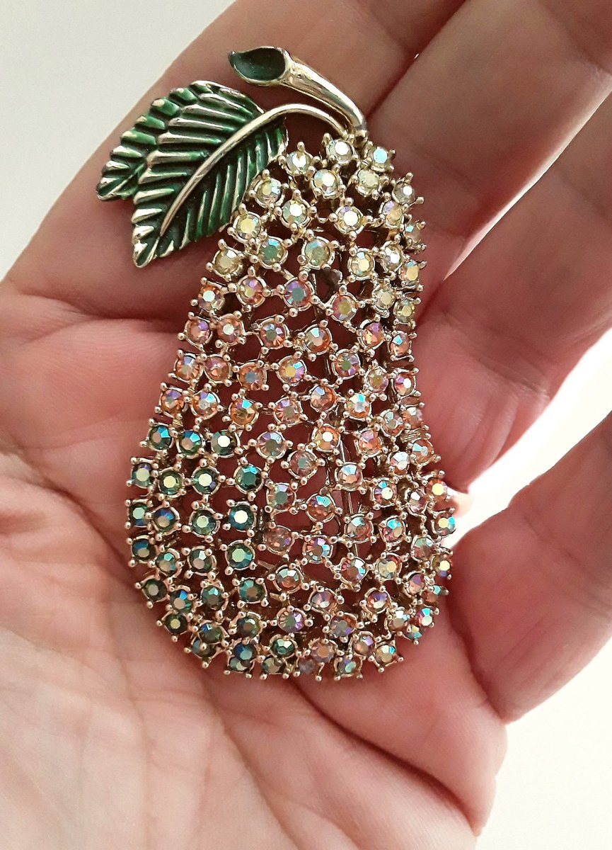 renaissancefai's tweet image. Pear AB Rhinestone KRAMER Brooch, Fruit Floral, Open Work Setting, Vintage
etsy.com/listing/445871…?
#brooch #vintage #fruit #pear #Kramer #designer #signed #AB #rhinestones #leaves #stem #pastel #floral #openWork #giftforHer #Weiss #highend