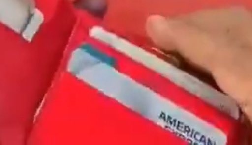 ElVlogCritico's tweet photo. @Melissa_Bely El lambiscón de Lord Molécula trae su Platinum Credit Card de American Express… qué mala publicidad le está haciendo a esa tarjeta. https://t.co/6ryKVBu92a