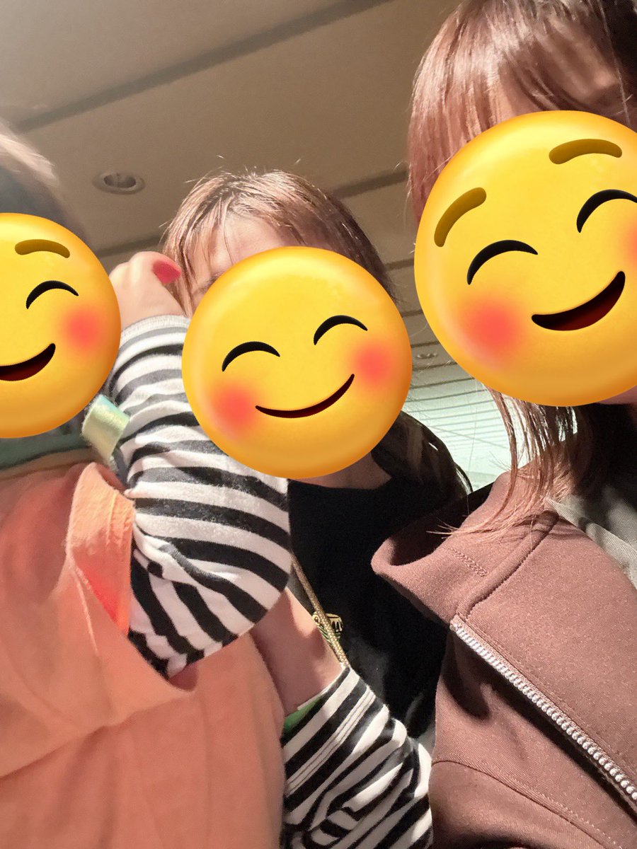 yuri__masa's tweet photo. 2/15、ゆーりんち5周年ライブに参戦しました！
息子も初参戦、が、桜晴れで退出😇
いろいろトラブルあって不完全燃焼なライブになってしまいました😂
でもカーテンコールをしっかり聞いていた息子の横顔は一生の宝物♡
会いたかったゆーりんち仲間にも会えた🥺談笑中に息子にも構ってくれてありがと❣️ https://t.co/fwXEb1ylsE