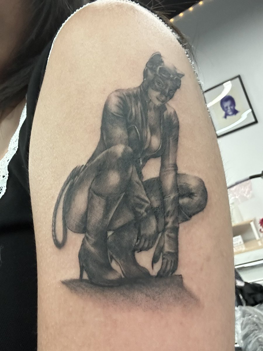 catwoman gets a catwoman tattoo?!!!