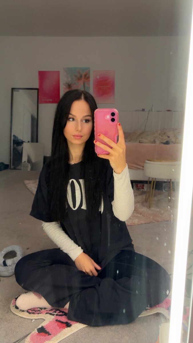 Live :) 
Come hang out 🤠

Twitch/kick -danielledvs