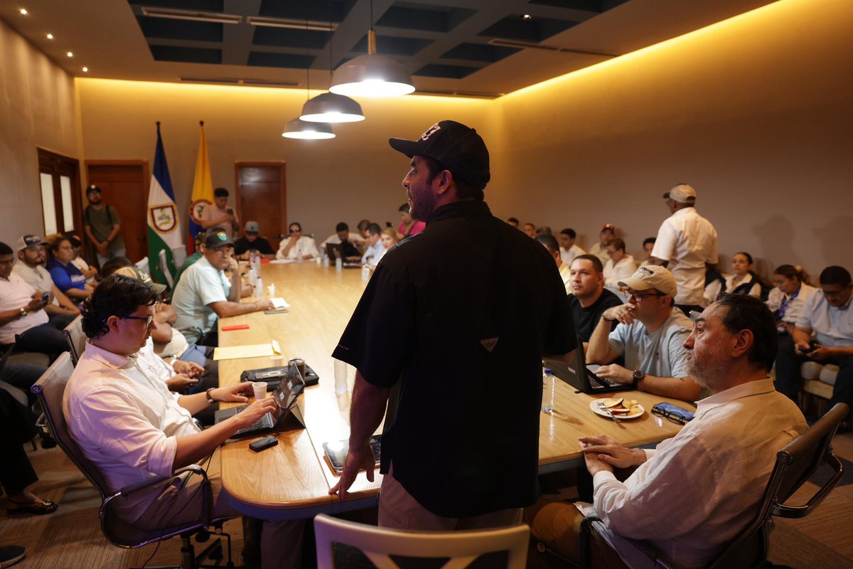 En equipo es como se superan las crisis. Hoy nos reunimos con alcaldes de los municipios afectados para definir juntos un modelo de gobernanza y estrategia que nos permita seguir atendiendo la emergencia de manera oportuna e iniciar la fase de recuperación y reactivación.

De la