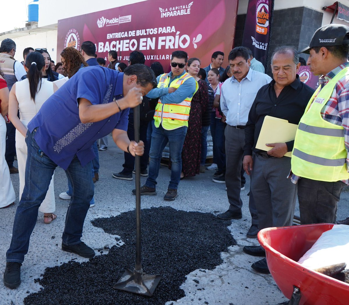 Con la intención de robustecer las acciones de bacheo, implementamos un nuevo esquema para dar mayor cobertura junto con las y los Presidentes Auxiliares para seguir trabajando y tener mejores vialidades. 🚧

Como parte de la Campaña Capitalina #BacheAndoPuebla 2026, entregamos