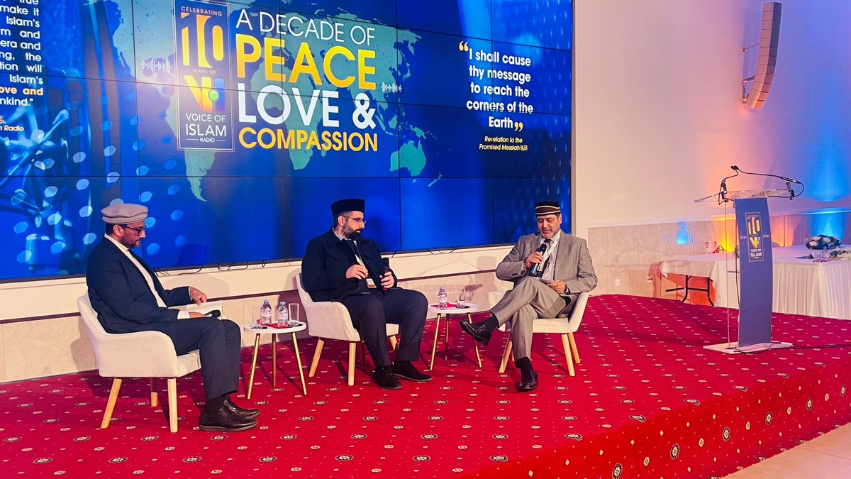 MohammedIqbal57's tweet photo. A great honour to be awarded the BEST PRESENTER for Recorded Programmes at the 10 YEAR CELEBRATIONS for @VoiceOfIslamUK . Thanks to all my @VILivingHistory Team members. We make History come Alive. Proud to serve the @AhmadiyyaUK @pressahmadiyya https://t.co/BnA5aT1uSv
