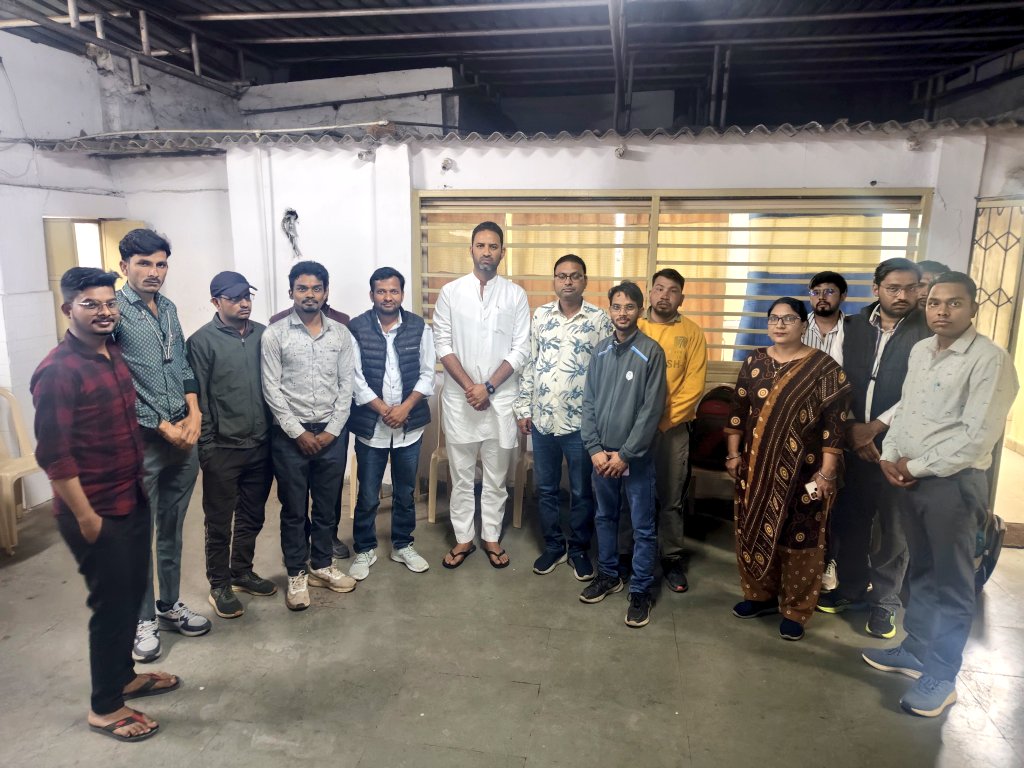 आज 27 परसेंट ओबीसी आरक्षण को लेकर पूर्व कैबिनेट मंत्री एवं विधायक <a href="/SYadavMLA/">Sachin Subhashchandra Yadav</a> जी आगामी रणनीति पर चर्चा हुई,
सर्वदलीय बैठक में सीएम <a href="/DrMohanYadav51/">Dr Mohan Yadav</a> जी ने 27% आरक्षण का वादा किया था।
डंके की चोट पर घोषणा हुई थी। डंका क्यों नहीं बजा पा रहे हैं??

Supreme Court of India में फिर तारीख
