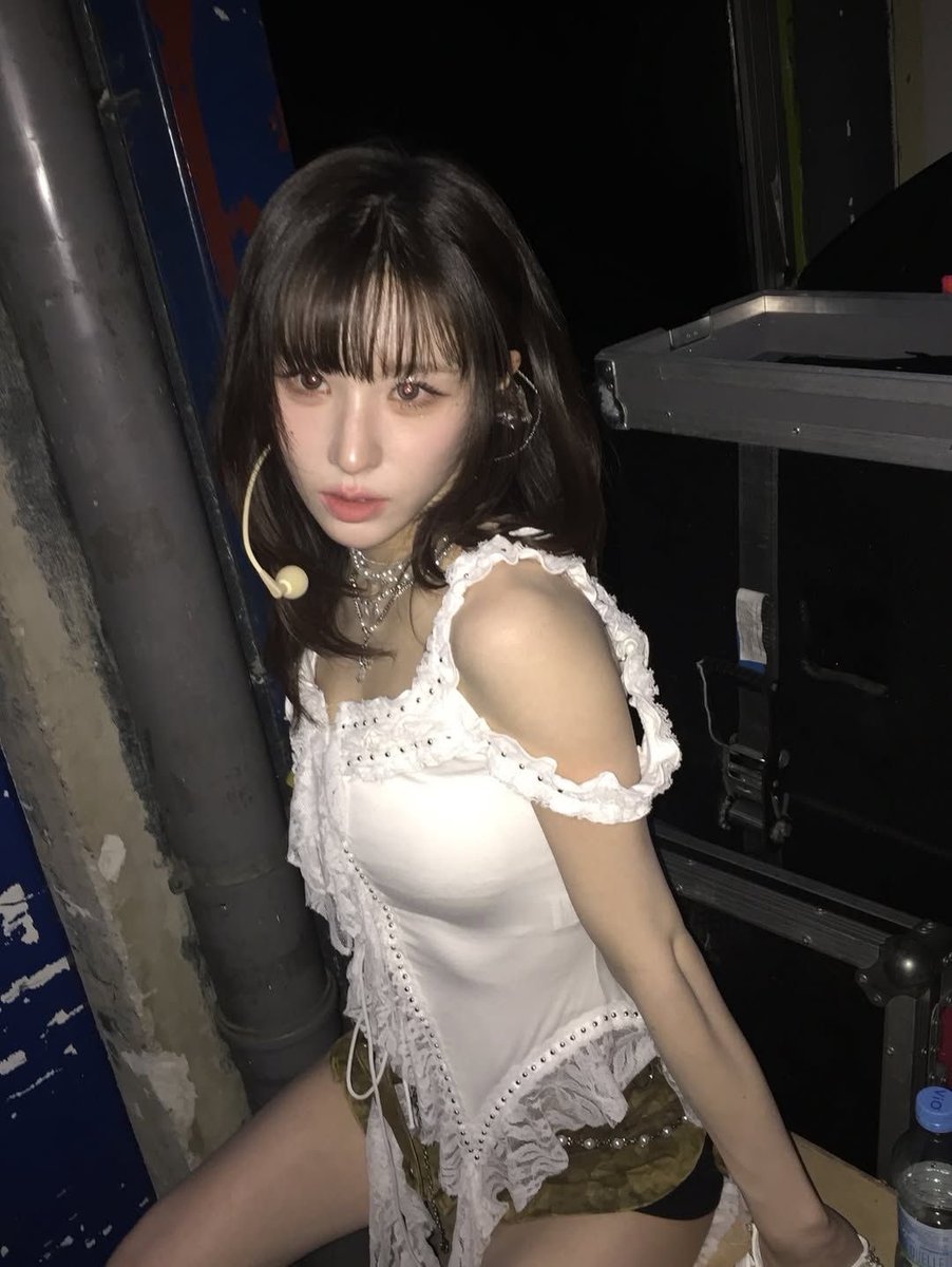 yerimhq's tweet photo. these photos haunt me. shes so hot https://t.co/1LRccX3x7s