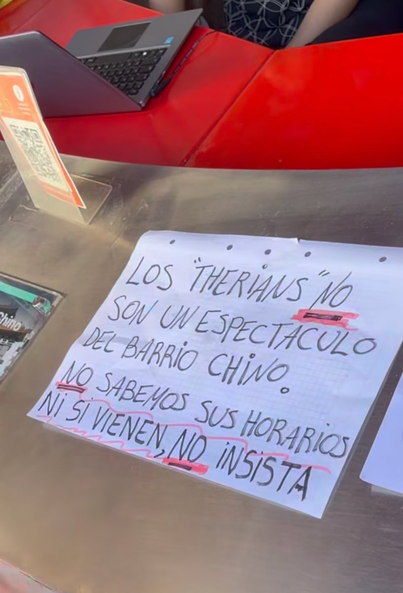 los del gobierno pusieron este cartel en el puesto de información del barrio chino jsjdjdjdj