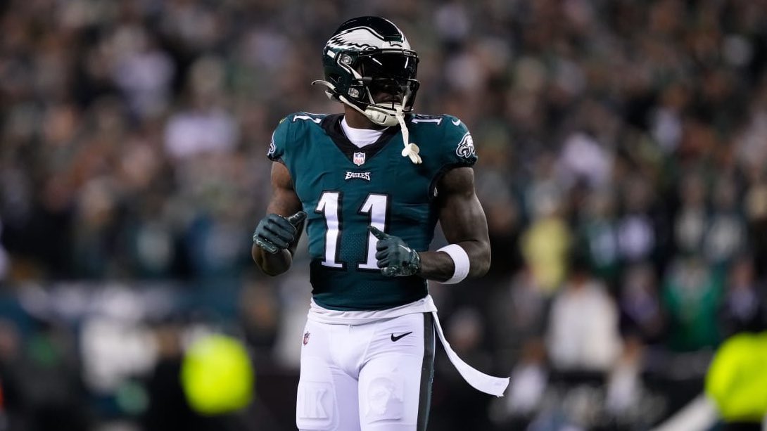 Estoy constantemente en una dicotomía con respecto al camino que debe tomar NE en este momento. Apostar por jugadores jóvenes y construir a futuro o poner todas las fichas en el presente dejando pasar la chance de construir un roster con los tuyos.

Qué opinan ustedes?