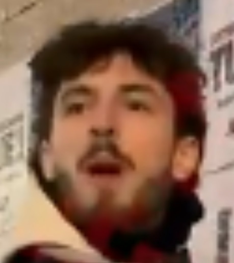 Deux gros bâtards qui arrachent des affiches pour la mémoire de Quentin et qui sont pour sa mort