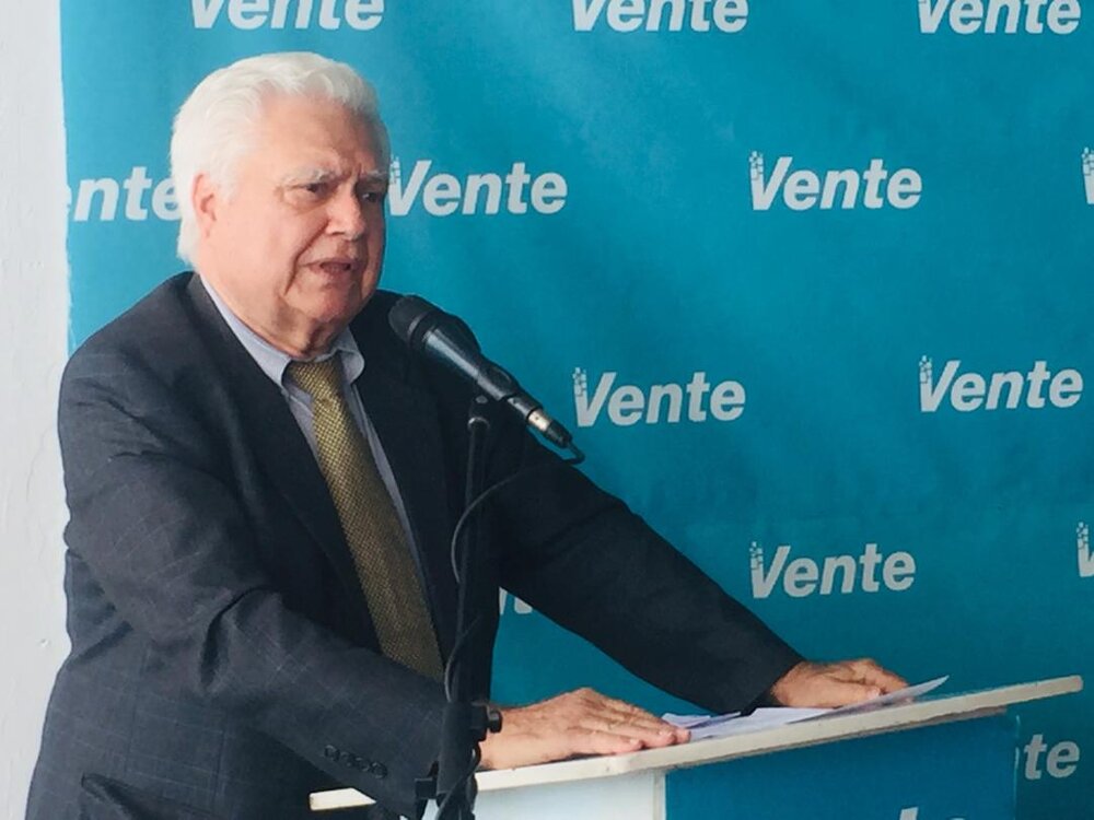 maracostah's tweet photo. El régimen en Venezuela detiene a un ciudadano de EE.UU. clave en la estabilización petrolera
Evanan Romero, asesor involucrado en contactos con Repsol y otras petroleras para reactivar la Faja del Orinoco, es arrestado sin cargos claros en Maracaibo mientras la Casa Blanca impulsa inversiones.

El arresto en Venezuela de Evanan Romero, ciudadano estadounidense y exviceministro de Energía, representa un golpe a los esfuerzos de estabilización del sector petrolero, ya que el experto participaba en conversaciones clave para el retorno de multinacionales tras la captura de Nicolás Maduro.