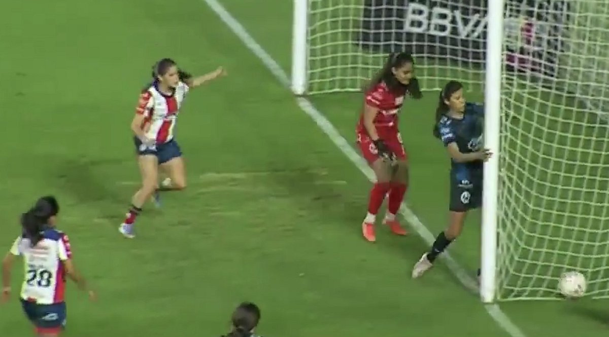 ⚽💙La misma historia en el mismo estadio 🌵4-1🐔
Apenas el sábado el equipo varonil cayó en el #ClásicoDeLa57 y ahora, en la misma cancha, se repitió para #QuerétaroFemenil.
Ahora #GallosFemenil perdió 1-4 ante #SanLuis
Ellas acumulan 8 derrotas en 9 juegos,1 pto. de 27 posibles