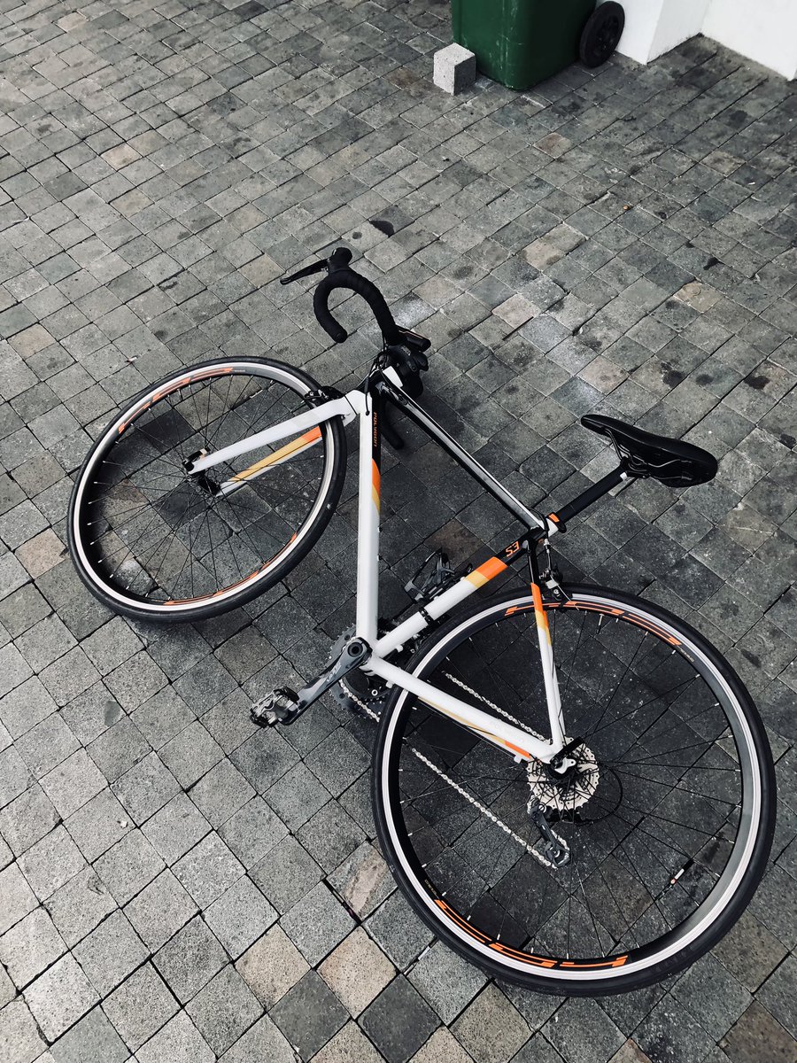 TemaanMu's tweet photo. Sepeda Road bike pertama dan produk poligon pertama !!

8.5/10 Enak banget ra perlu wedi raiso nge rem, minus e kalcer soloist ku🤙 https://t.co/8dTllrSUu7