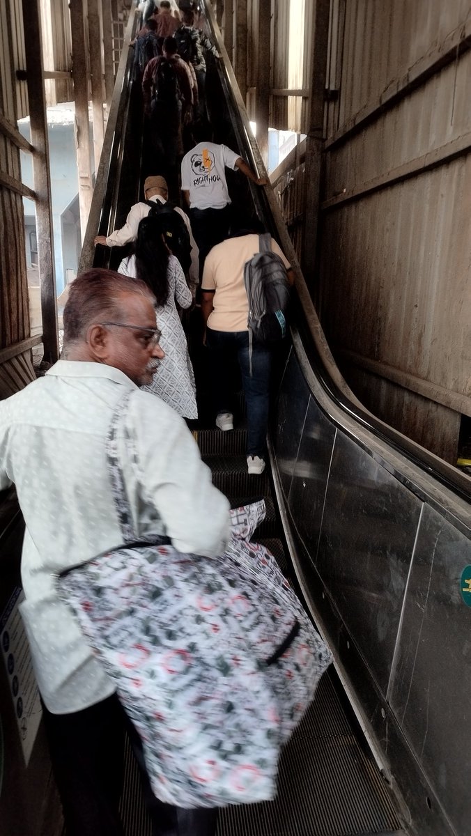 MukundBParekh's tweet photo. @drmbct @drmmumbaicr @RailwaySeva @AshwiniVaishnaw This is very frequent in dombivli escalators are almost closed. Handicap andsenior citizens are facing problem pls see https://t.co/TbQwFiYAvD
