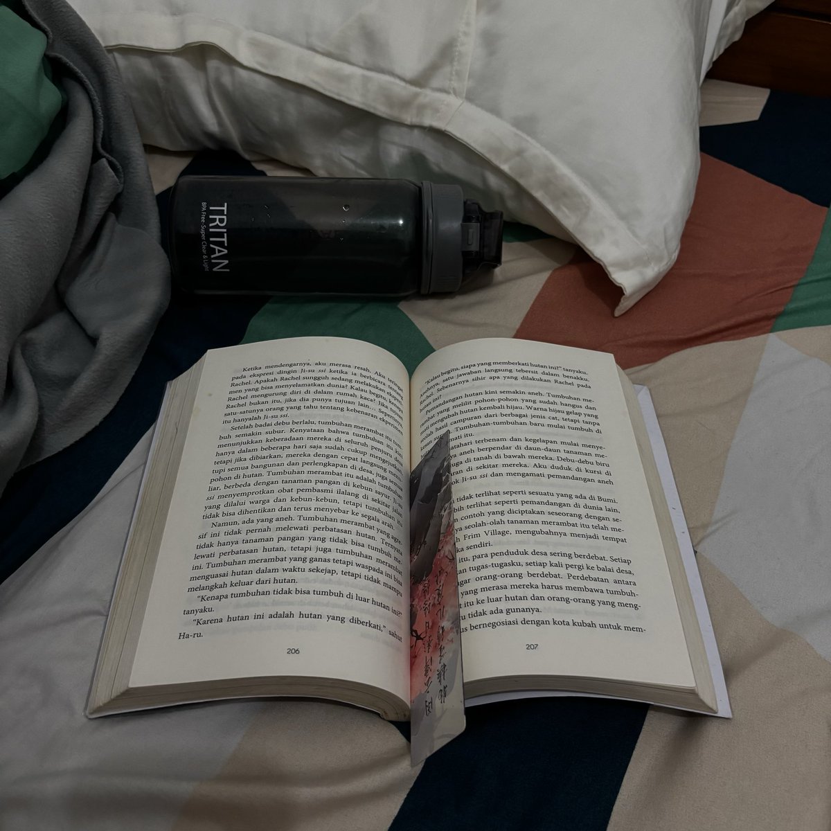 sopidermann's tweet photo. tempat favorit baca buku = kamar, krn bisa baca dlm pose apapun wkwkwk https://t.co/A6ZSd7OKJN