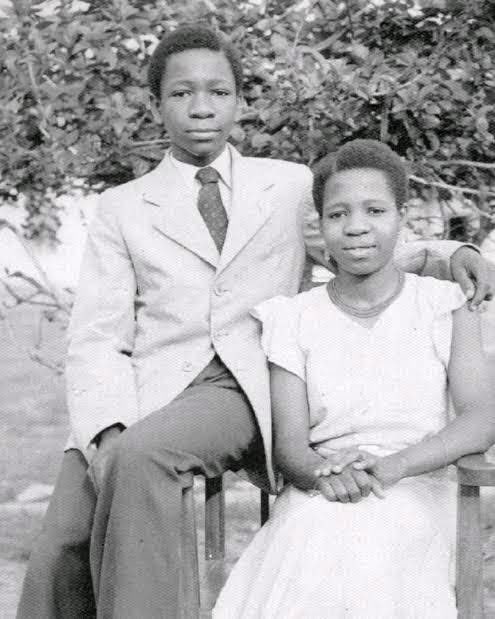 sureBigbro's tweet image. A photograph of Nigerian writer and novelist Wole Soyinka and his sister, Tinu Soyinka, in 1952.