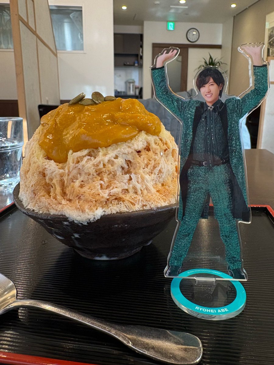 daizylapi's tweet image. 仕事帰りかき氷活動

かぼちゃとキャラメルという、ミニだけど満足度の高い組み合わせ。
少しほろ苦寄りのキャラメルはかぼちゃ餡と組み合わせるとプリンを感じさせてよきマッチング。
かぼちゃの餡が滑らかで舌触りが良く、口の中で溶けるよう。
サイズも飽きずにおいしく食べられるジャストサイズ。