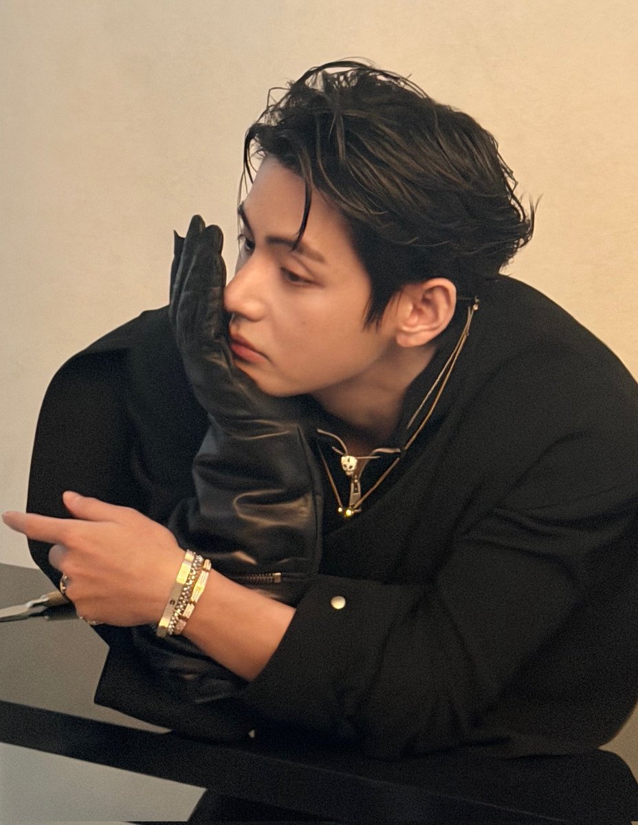 Taehyung woke up &amp; decided to remind everyone why cameras love him.
That recent Weverse photo dump? Unreal. No heavy edits, no dramatic setup - just him &amp; that face card that never declines. The soft expressions, the calm confidence…it’s not even abt trying. He is the AESTHETIC.