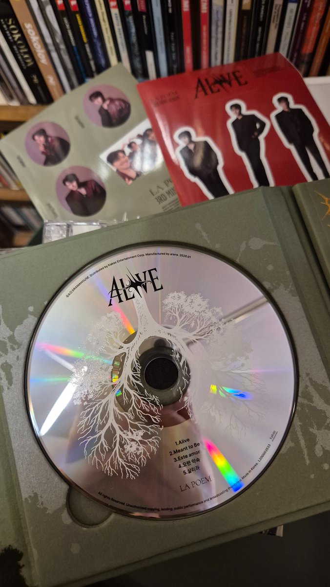 명절 맞아 모인 가족들의 라포엠 앨범 청음회  🎼🎧💿📀  
멜로디 가사 화음 편성 어디 한 구석 빈 곳이 없어 라포엠이 라포엠 했구나란 평 💯💯💯💯