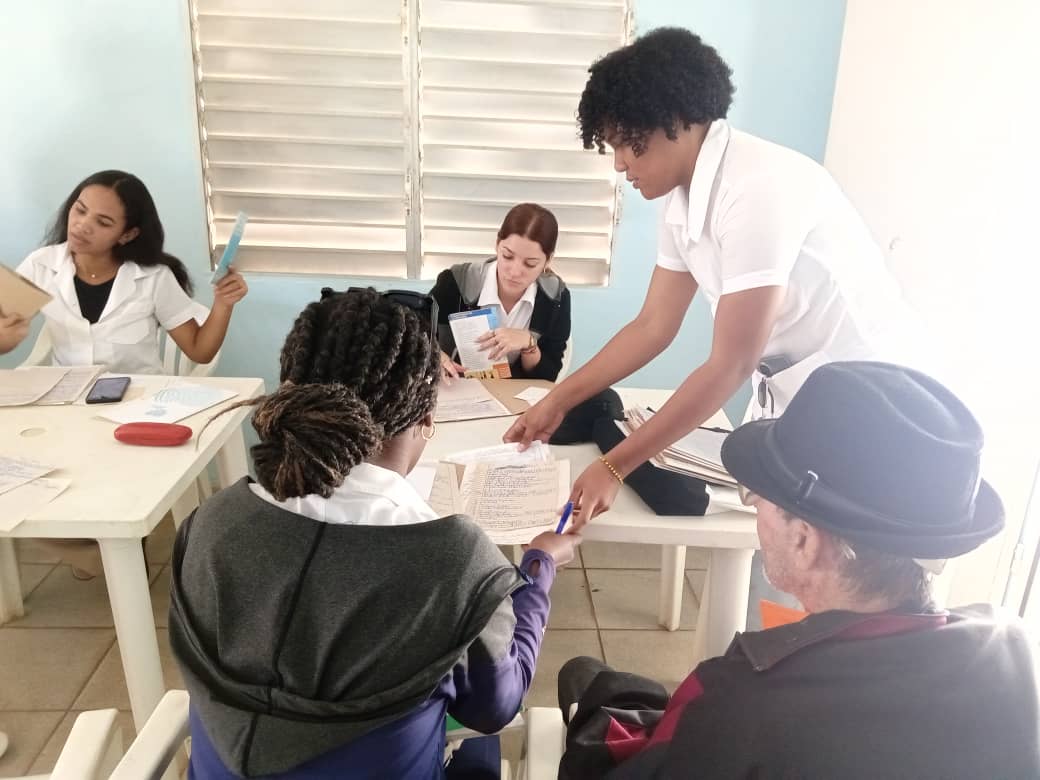 Desde la Casa de Abuelos del municipio de Los Palacios, los estudiantes de Nutrición de la #UCMPinar se unen a los especialistas para concientizar y ayudar a los abuelos allí presentes sobre mejores formas de alimentación y cuidar su salud.

#CubaPorLaVida