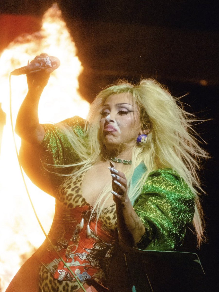 TheKittensRoom's tweet photo. .@DojaCat captured on stage in Bogotá, Colombia. https://t.co/76oZFzyp0r