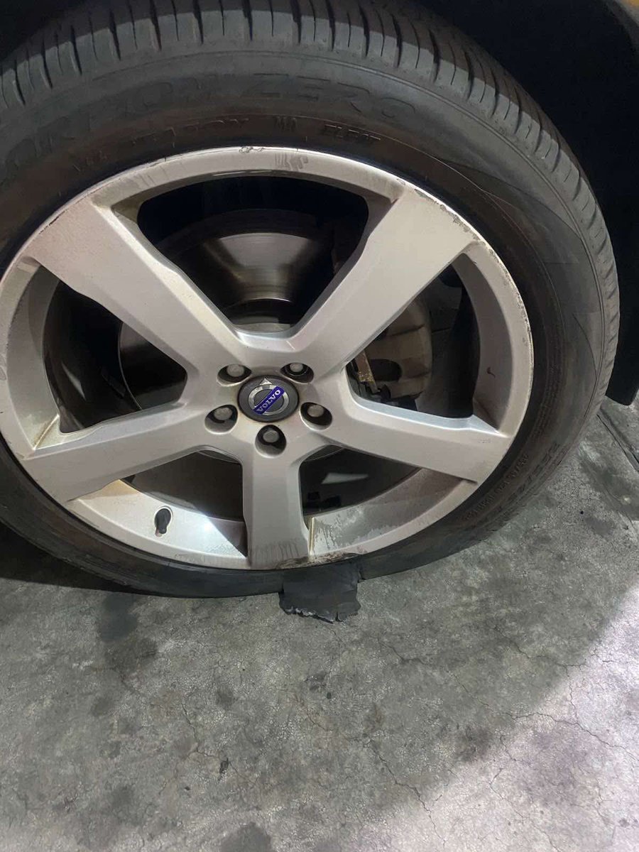 TlalpanVecinos's tweet photo. 🚨⚠️ Reporte ciudadano – Bache peligroso en Periférico ⚠️🚨

Nos informan sobre un bache de gran tamaño en el carril de alta velocidad de Periférico, dirección Norte a Sur, frente al INE.

El reporte señala que una llanta explotó al pasar por el punto y otro vehículo sufrió el mismo daño en el lugar.

⚠️ Se recomienda extremar precauciones al circular por la zona.
Se solicita a las autoridades atender el reporte para evitar más afectaciones.
@SOBSECDMX 

#Periférico #Bache #ReporteCiudadano #Precaución