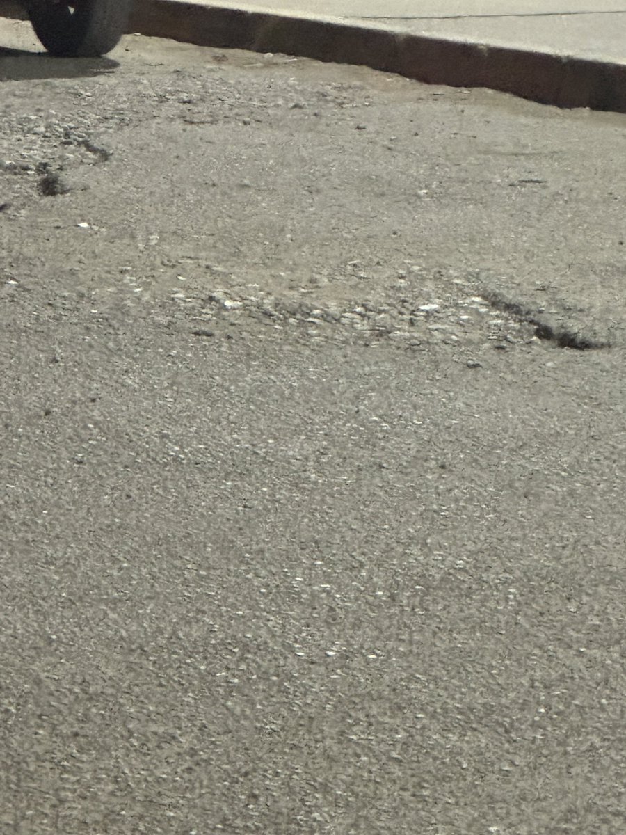 ca3uob's tweet photo. @Unimarc 
Pésimo estado de la carpeta asfáltica.
Estacionamientos clientes Sucursal Curacavi.
Sin mencionar lo sucio de la sala de ventas https://t.co/Xw5EEa6spq