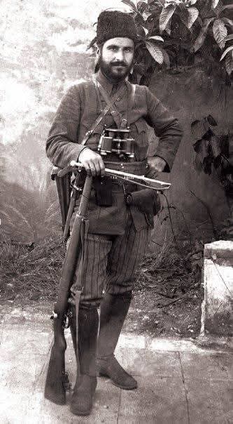 SMEYDAN's tweet photo. "...KÖPRÜLÜLÜ HAMDİ BEY ADINDA KAHRAMAN BİR ARKADAŞIMIZ..."

17 Şubat 1920... Akbaş Kahramanı, Kuvayı Milliyeci Kaymakam Köprülülü Hamdi Bey, Biga yakınlarında vahşice katledildi. 

İngiliz işbirlikçisi  İstanbul Saray Hükümetinin  (Padişah Vahdettin ve Sadrazam Damat Ferit'in) milli hareketi  yok etmek için Anadolu'ya gönderdiği Ahmet Anzavur, Kuvayımilliye'ye saldırdı. 16 Şubat 1920'de Ahmet Anzavur ve Gavur İmam Biga'yı basarak İkinci Anzavur İsyanını başlattılar. Bu sırada Edremit ve civarında Müdaffaai Hukuk örgütlenmesinin gerçekleştirilmesinde büyük katkıları olan Akbaş Kahramanı Köprülülü Hamdi Bey, Biga yakınlarında, bu işbirlikçi vatan hainlerinin adamları tarafından vahşice katledildi.(17 Şubat 1920)

Köprülülü Hamdi Bey'in cesedi kasabaya getirilerek ayaklarina ipler bağlanarak çarşı ve sokaklarda sürüklendi. (18 Şubat 1920) Şehit Hamdi Bey'in ve diğer Kuvayimilliyeci şehitlerin cesetleri korkudan kaldırılıp defnedilemedi, günlerce sokakta kaldı. Biga'ya gelen 14.Kolordu Kom. Yusuf İzzettin Paşa, Hamdi Bey ve diğer sehitleri defnetti.

Atatürk Nutuk'ta, Akbaş Cephaneliği Baskınını gerçekleştiren Köprülülü Hamdi Beyden "kahraman" diye söz şöyle ediyor: 

"Köprülülü Hamdi Bey adında kahraman bir arkadaşımız, Kuvayımilliye'ye bağlı bir müfreze ile birlikte 26-27 Ocak 1920 gecesi sallarla Rumeli sahiline geçti.Akbaş cephanelik lerini ele geçirdi. Depo bekçileri olan Fransızları tutukladı ve haberleşme hatlarını kesti. Silahlarının hepsini, cephanenin bir kısmını ve muhafız Fransız askerlerini de gözaltında Lapseki'ye nakletti. Silahları ve cephaneyi Anadolu'ya gönderdikten sonra Fransız erlerini iade etti. Akbaş deposunda 8 bin Rus tüfeği, 40 Rus makineli tüfeği, 20 bin sandık cephane bulunduğu tahmin ediliyordu."  

Kuvayimilliyeci Akbaş Kahramanı Köprülülü Hamdi Bey'i saygı, minnet ve rahmetle anıyorum. 

Bu vatan, bize saraydan sultandan miras kalmadı. Atatürk'ün önderliğinde  Türk milleti, Hamdi Bey gibi nice kahramanlarının canıyla kanıyla bu toprakları yeniden vatan yaptı.  Kurtuluş Savaşını sadece emperyalizme karşı değil, aynı zamanda padişahçı, hilafetçi Anzavur ve Gavur İmam gibi yerli işbirlikçilere karşı kazanıldı.