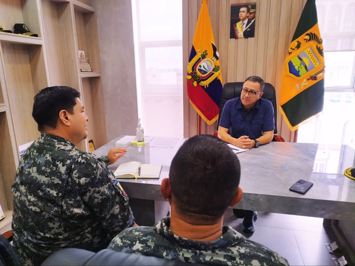 GoberElOro's tweet photo. 📍Machala

El gobernador @JaimeSerpaEc , recibió la visita protocolaria del coronel Andrés Erazo, nuevo Jefe de la @PoliciaEcuador del Distrito Machala, acompañado por el coronel Pablo Fajardo.

El compromiso es fortalecer las estrategias de seguridad en beneficio de los orenses. https://t.co/Bm9T0KsRNx