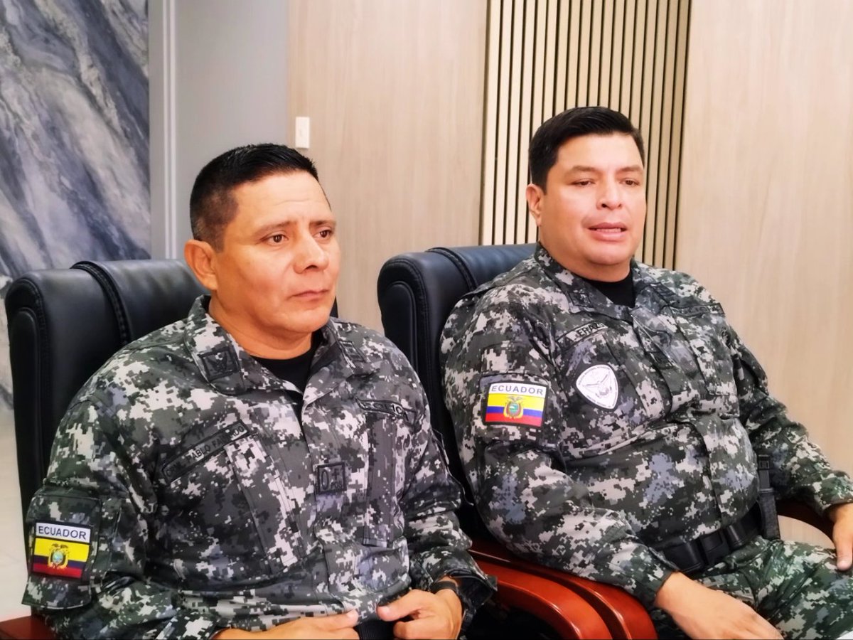 GoberElOro's tweet photo. 📍Machala

El gobernador @JaimeSerpaEc , recibió la visita protocolaria del coronel Andrés Erazo, nuevo Jefe de la @PoliciaEcuador del Distrito Machala, acompañado por el coronel Pablo Fajardo.

El compromiso es fortalecer las estrategias de seguridad en beneficio de los orenses. https://t.co/Bm9T0KsRNx