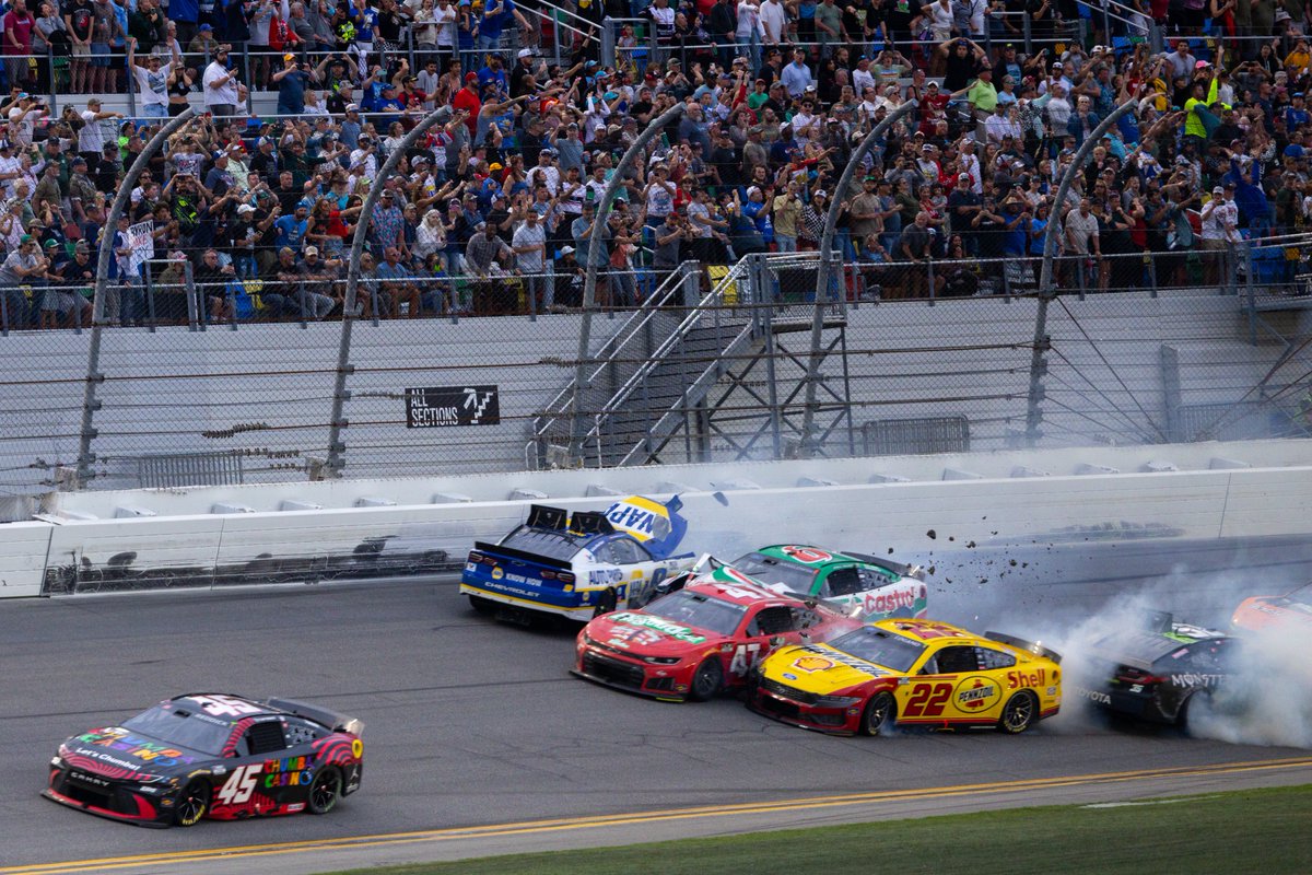 Jake1010XL's tweet photo. THE 68TH DAYTONA 500 🏁

📸 @1010XL 

#DAYTONA500 | #NASCAR https://t.co/haL702zBgR