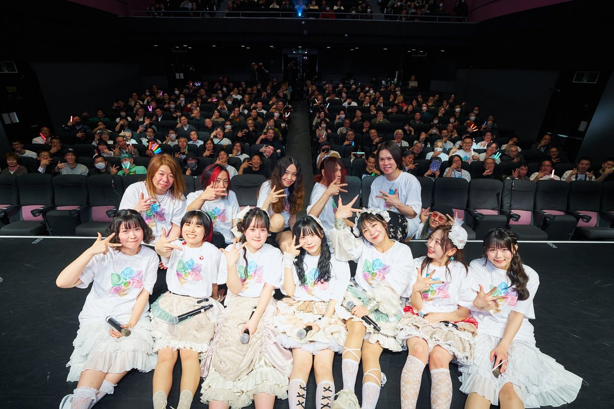 xoxo_extreme's tweet photo. XOXO EXTREME 7th ワンマンライブ 〜So far, and from now on〜＠ Shibuya Pleasure Pleasure終わりました！

㊗️満員御礼㊗️

今回も超絶技巧バンドの皆様の素晴らしい演奏に支えられ、キスエクのこれまでとこれからを表現させて頂くライブでした！！！

横山陽依、笑顔で卒業できました！

ご来場くださいました皆様！
配信を見てくださいました皆様！
今回もありがとうございました！！！
#キスエク7thワンマン