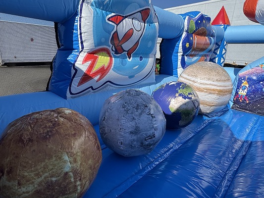 MituMuGu's tweet photo. ロケットキッズコンボのふわふわをご紹介します。
宇宙飛行士や宇宙船、土星や月などのオブジェがあって可愛らしいです。
小さな滑り台も付いていますので楽しさいっぱいのふわふわですよ〜
季節問わずイベントで使用できます。

イベントレンタルご要望は
オフィスライズまで https://t.co/6gXQXqOoEy