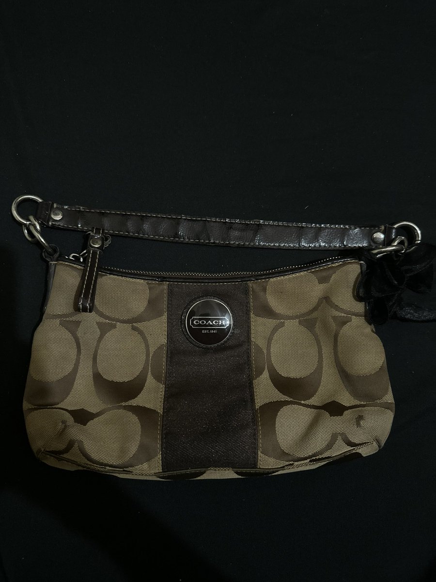 ikeuscart_'s tweet photo. wts coach demi stripe bag 𝜗𝜚—✦˚࿔

— ₱ 2,000

- guaranteed authentic
- with sling strap
- clean interior
- free ribbon

🏷️ coach demi stripe bag https://t.co/vwLQ7uwFYk