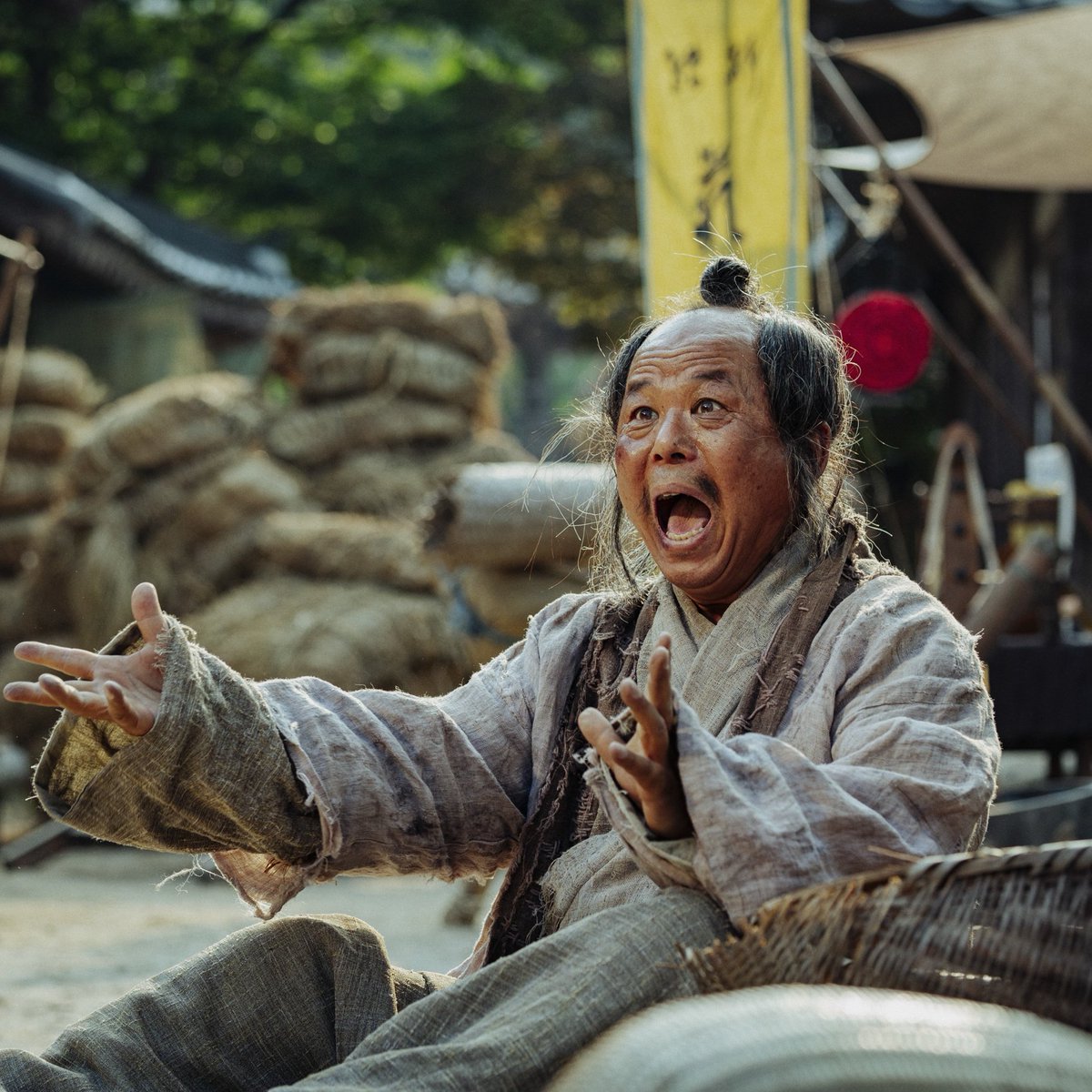 ＝CHARACTER FILE＝
ケトン：#キム・ギチョン

「梅は一生、その香りを売らないものだ！」

かつて神剣を盗み出し、売り飛ばした老獪な盗賊。ムルクに捕まり腕を折られたことを深く恨んでおり、牢獄を訪ねてきた彼に呪詛を吐く。だがその記憶には、10年前に起きた“ある事件”の真実が刻まれている。