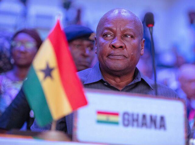 FLASH: Le président du Ghana John Mahama emboîte le pas de Khadafi en exhortant tous les dirigeants africains à créer rapidement un système de paiement panafricain. 

S'exprimant au sommet de l'Union africaine à Addis-Abeba, Il a affirmé que le continent ne peut pas intégrer