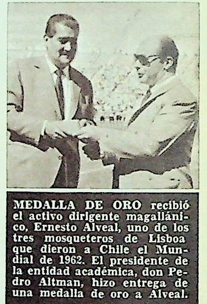 mdeac1897's tweet photo. 1962, 28 de Octubre, Magallanes vs Ferrobadminton, con motivo del aniversario se distingue al Dirigente Don Ernesto Alvear por parte del Presidente de Magallanes Don Pedro Altman, por su desempeño en la organización del Mundial en Chile (Estadio Nacional, Revista Gol y gol). https://t.co/2jpSoSaGl3