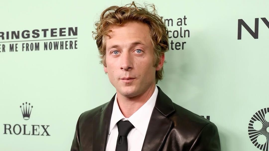 hourlyjaw's tweet photo. Happy 35th birthday to the talented, stunning, iconic, sensational Jeremy Allen White! https://t.co/h77M6vlcgv