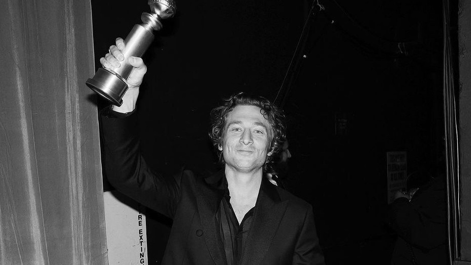 hourlyjaw's tweet photo. Happy 35th birthday to the talented, stunning, iconic, sensational Jeremy Allen White! https://t.co/h77M6vlcgv