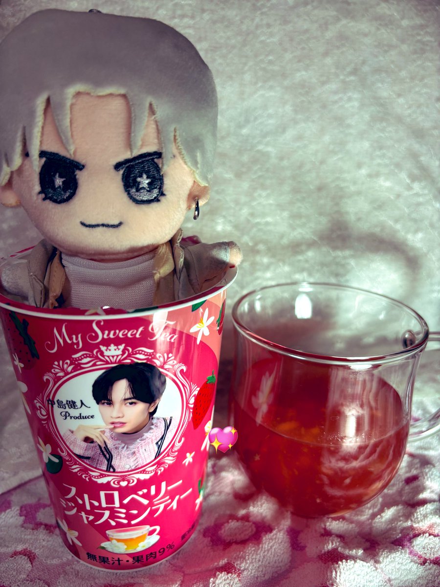 ranmaru3's tweet photo. 中島健人様の
ストロベリージャスミンティー🍓🫖
美味しい😋です💖
お茶🫖が大好き💕なのでケンティーの
お茶🫖を頂けてめっちゃ嬉しいよ💙
近所のファミマは1人3個まででした。
#MySweetTea 
#中島健人
#IDOL1ST https://t.co/uAGpYoaI9Q