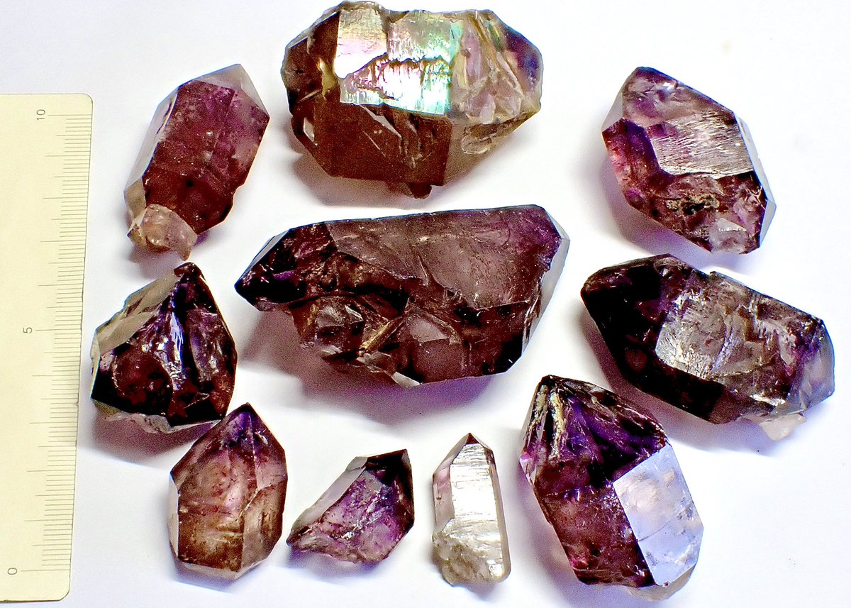 アメシスト ジンバブエ産 結晶やインクルージョンがたくさん含まれ、色