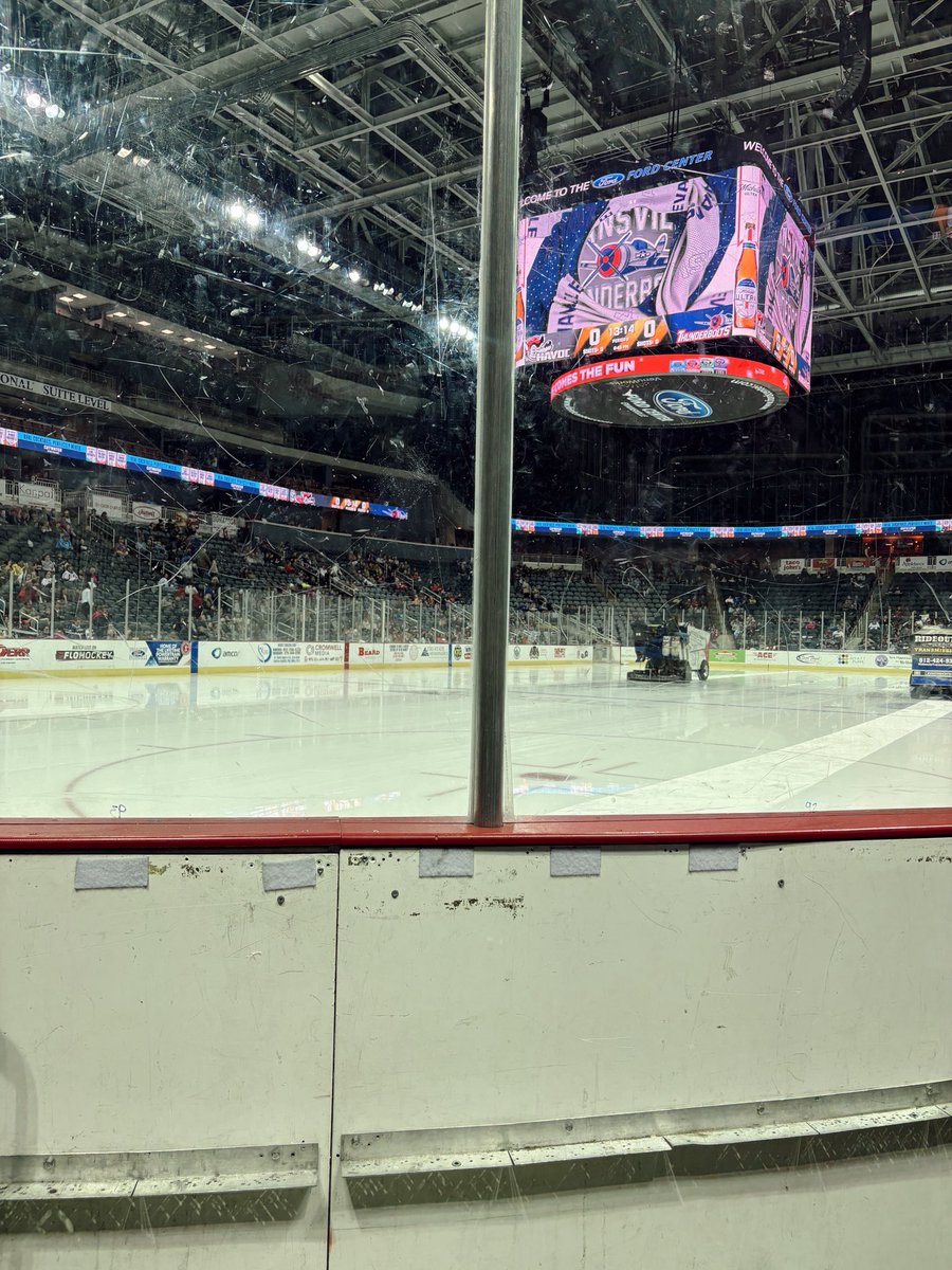 lyslawson's tweet photo. Rink Side Social Club. 🏒❤️‍🔥🌩️ 
@evvthunderbolts https://t.co/d1JKbxqMIs