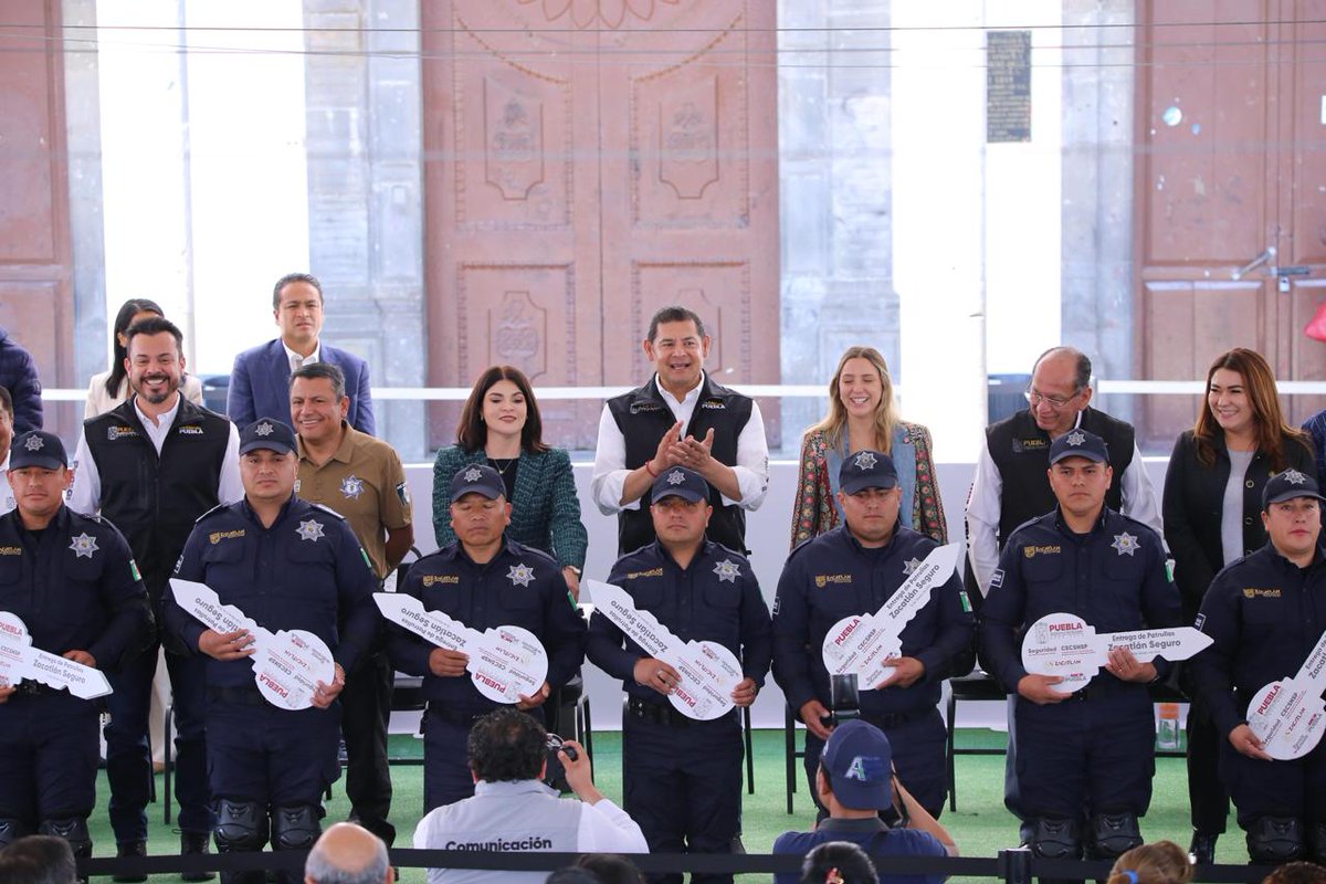 JLG_PARRA's tweet photo. Desde #Zacatlán reforzamos la seguridad con la entrega de 18 nuevas patrullas, fortaleciendo la presencia policial y la capacidad de respuesta. 🚔

Con el gobernador @armentapuebla_ y en coordinación con la presidenta @Claudiashein, seguimos construyendo #PazConBienestar. 🛡️

#PorAmorAPuebla
#PensarEnGrande