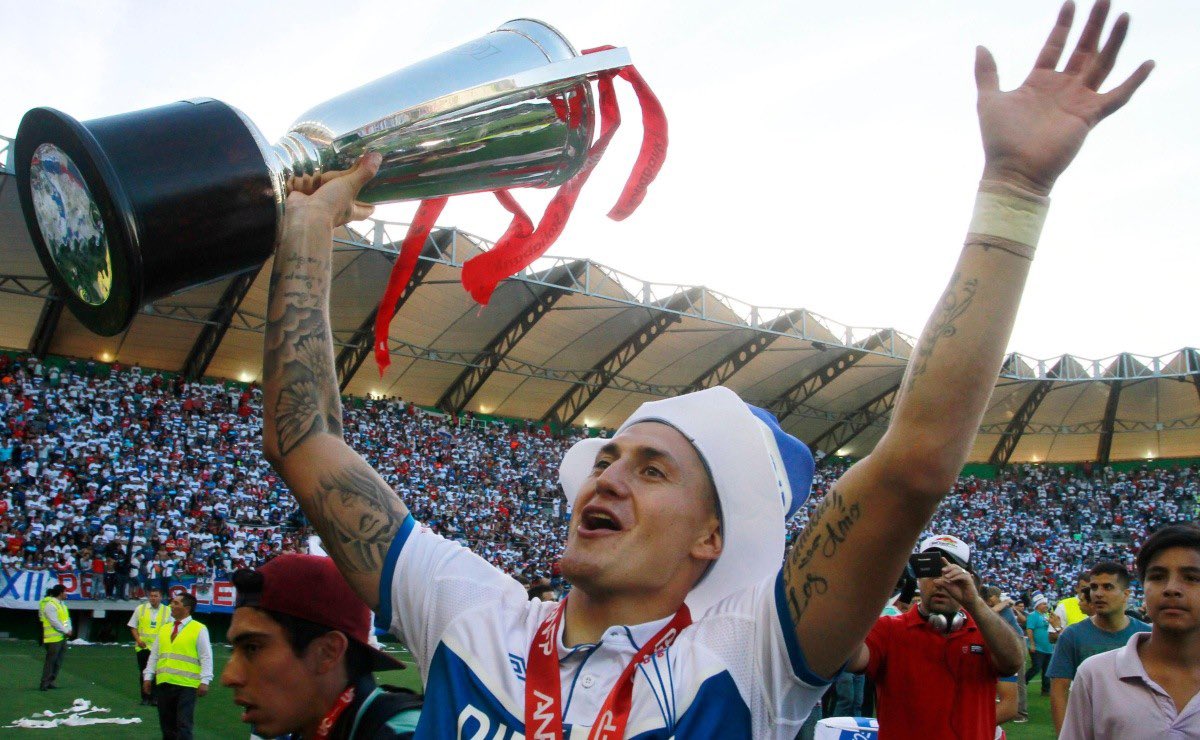 de afuera pueden decir la wea que quieran, pero como hincha de la UC tiene dolerte el retiro del Nico, volvió en una de las peores épocas para ser de la Cato, con un montón de subcampeonatos al hombro y nos dio un bicampeonato histórico, por el pico la contra y aguante el 30