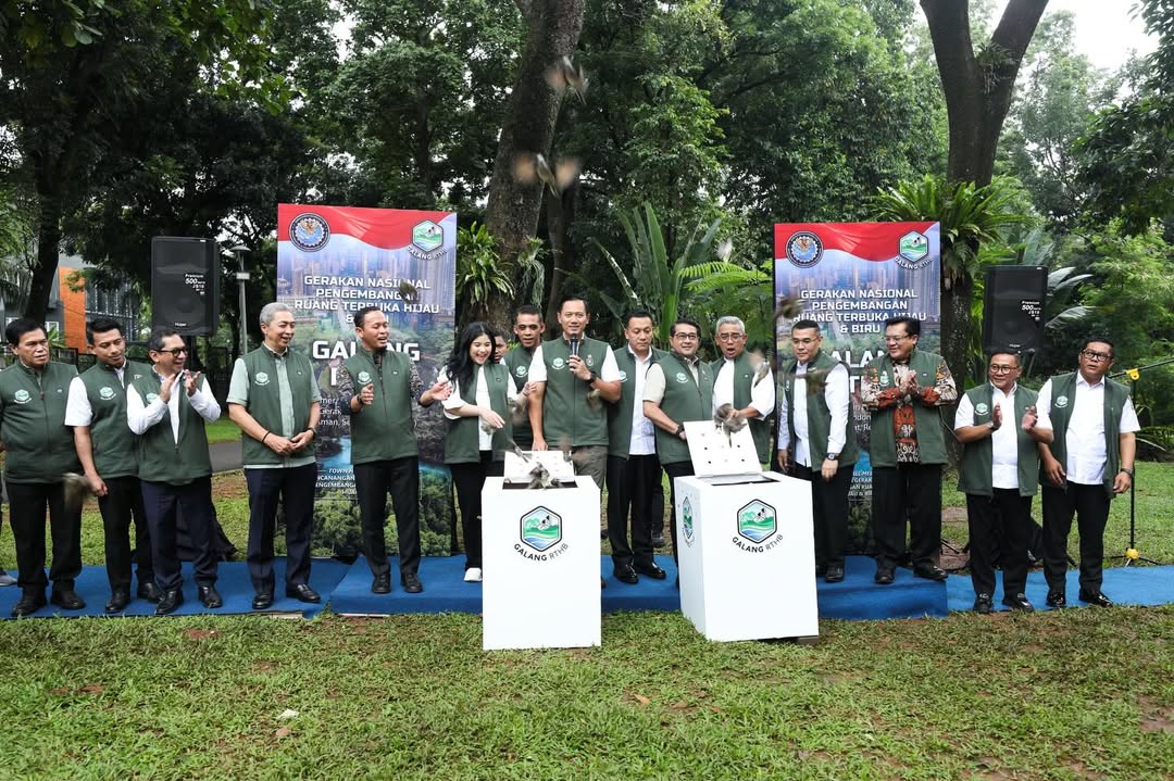 PakMenteriAHY_'s tweet photo. Kemarin (13/2), Kemenkoinfra menggelar gerakan yang merupakan bagian dari visi besar Bapak Presiden Prabowo Subianto untuk mewujudkan Indonesia yang lebih aman, sehat, resik, dan indah Indonesia-ASRI. https://t.co/5GH6lrraUm