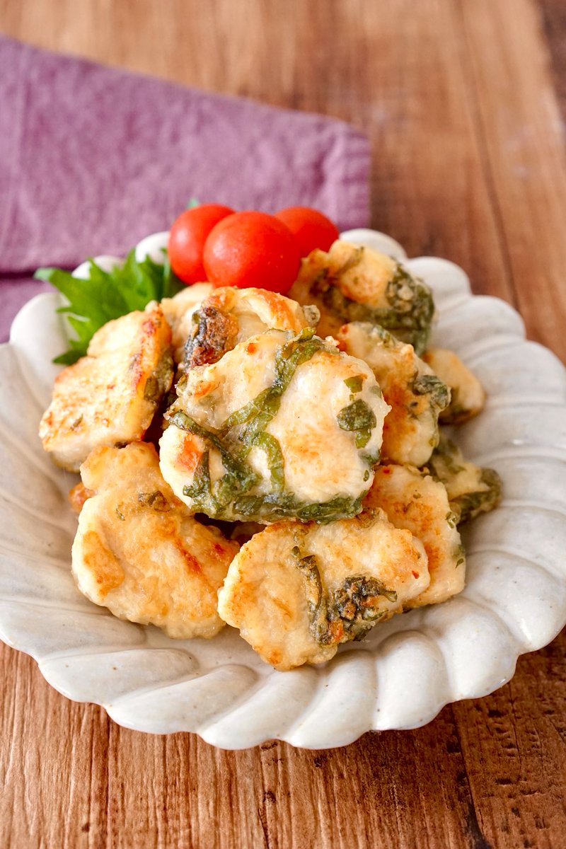 rina_kitchen's tweet photo. 鶏むねあったらこれ！我が家の定番【大葉の塩レモンチキン】
揉んで焼くだけ10分レシピ。胃袋掴める鶏むね肉です。
サッパリなのに旨味大爆発、ご飯がススム！思わずおかわりしちゃいます。
高タンパク低脂質、おまけに安くてお財布も心も体も喜ぶ鶏むね肉様。なに作ろうか迷ったらコレに決まりです！ https://t.co/qo4vAOrbRY