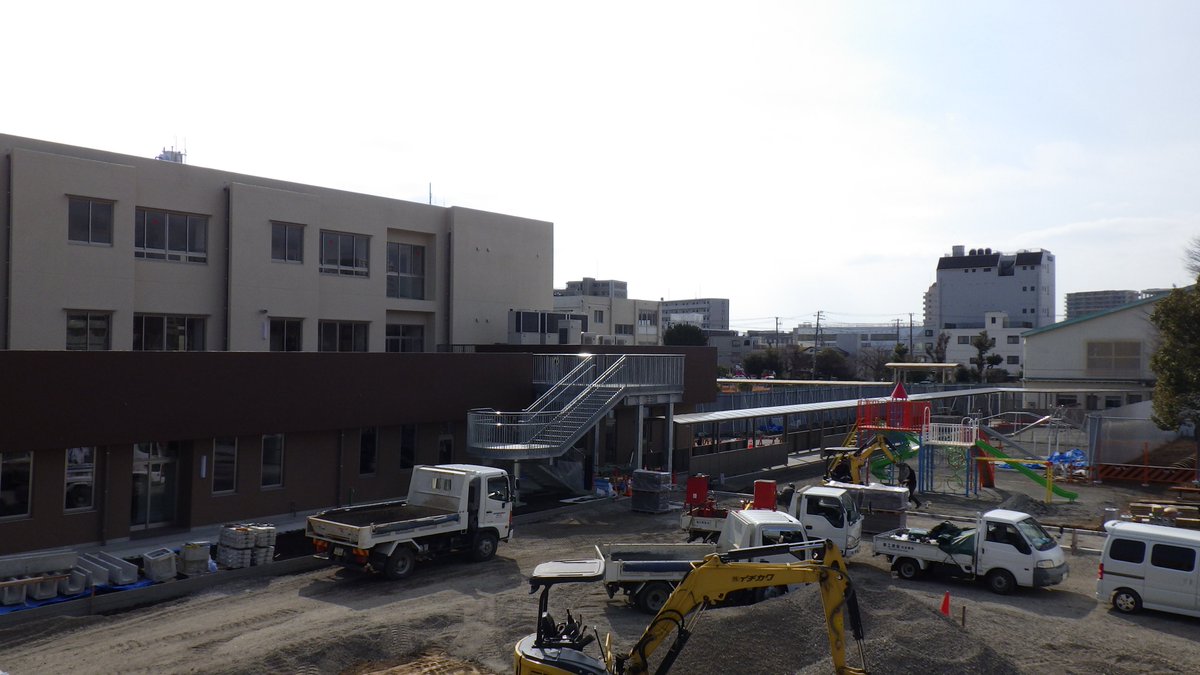 第四小学校で建設中の新校舎ですが、外構工事を進めています。駐車場や遊具、体育館への渡り廊下等を整備しています。
【学校施設課】